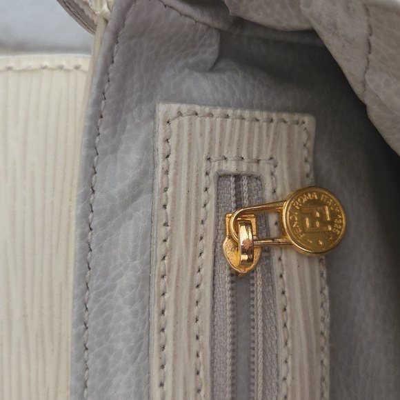 Vintage Fendi Epi Cream Shoulder Crossbody bag with adjustable strap. - Picture 15 of 16